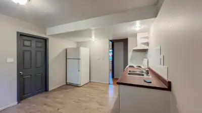 - Private room in one of 2 BD suites ground level . shared common area with the other renter - 5mins...