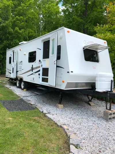 Belle roulotte avec un tip out, deux réservoirs de propane 30 livres chacun, air climatisé, lit quee...