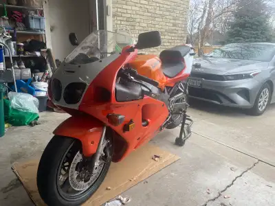 2003 ZX7R low kms, 19450kms Has aftermarket fairings on bike, also comes with OEM bodywork (some scr...