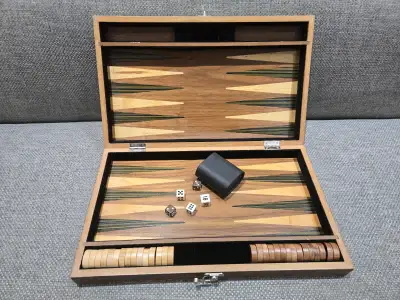 Jeu de Backgammon en bois., View more