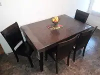 Table de salle à manger, 4 chaises et rallonge
