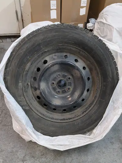 4 pneus d'hiver de marque Yokohama modèle IceGuard G075 225/65/R17 montés sur roues en acier. Très b...