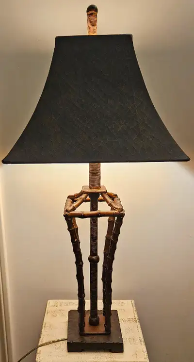 RARE BEAUTIFUL VINTAGE 1960'S BAMBOO RATTAN TABLE LAMP WITH ORIGINAL LEATHER LAMP SHADE AND WOOD BAS...