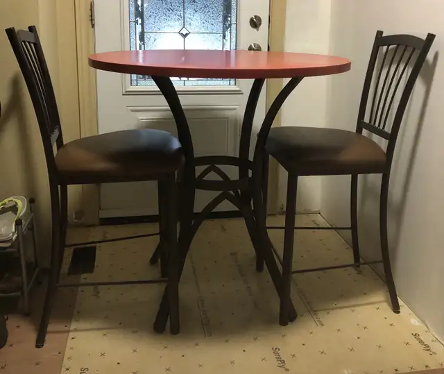 3 ft Bar Table With Bar Stools in Other Tables in Sarnia - Image 2