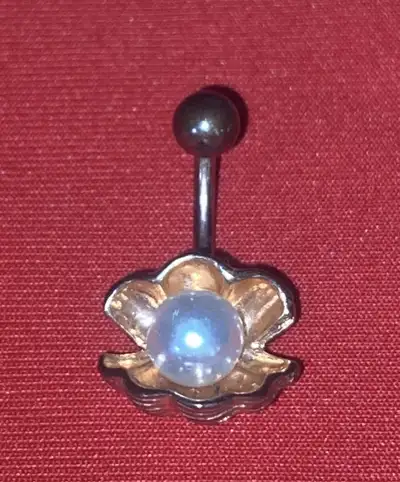 Oyster and pearl naval bellybutton body piercing, View more