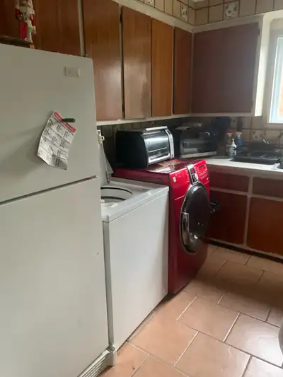 Grande chambre dans un 51/2 d’un triplex endroit tranquille à Longueuil 10 min autobus pour aller au...