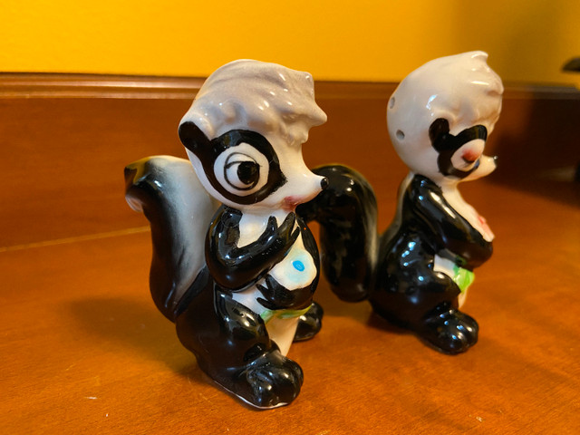 Vintage Anthropomorphic Skunks Salt & Pepper Shakers in Arts & Collectibles in Oshawa / Durham Region - Image 2