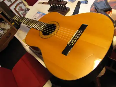 BELLE GUITARE CLASSIQUE ''CASTELLUCCIA'', View more