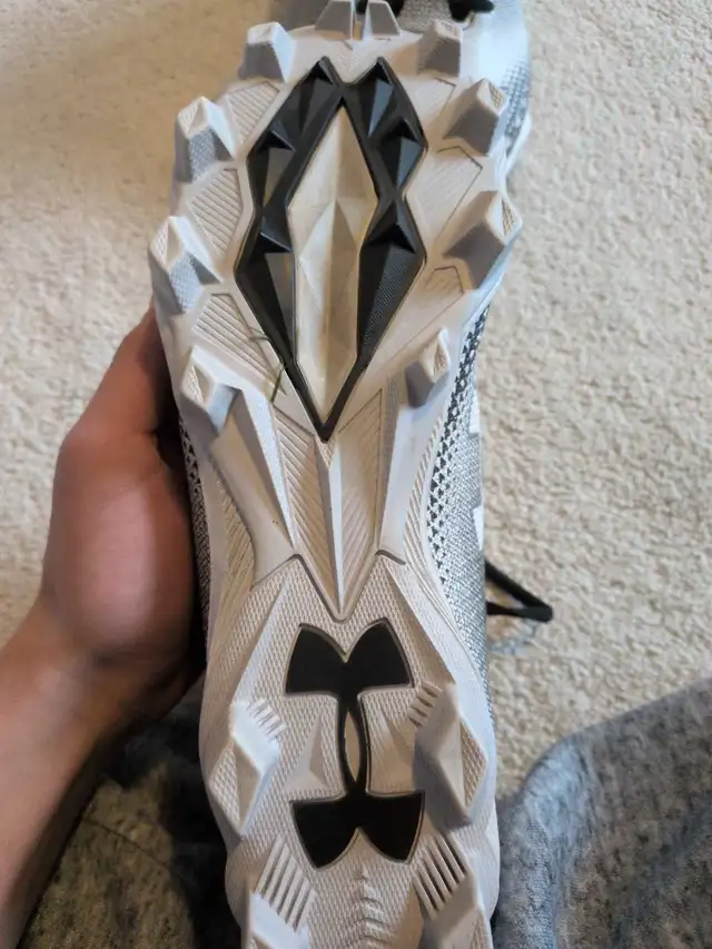 under Armour  size 8 football cleats in Men's Shoes in Oakville / Halton Region - Image 5