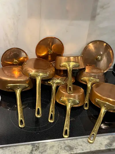 Batterie de cuisine de 8 sauteuses, poêles, sautoirs en cuivre en excellent condition, certains sont...