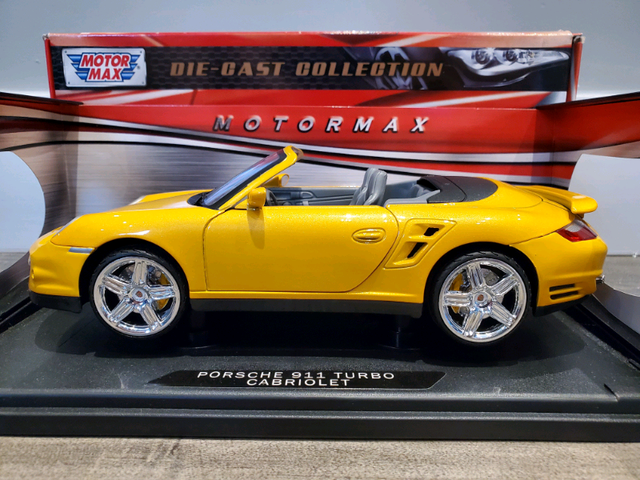 1:18 Diecast Motor Max Porsche 911 997 Turbo Cabriolet Yellow in Arts & Collectibles in Kawartha Lakes - Image 4