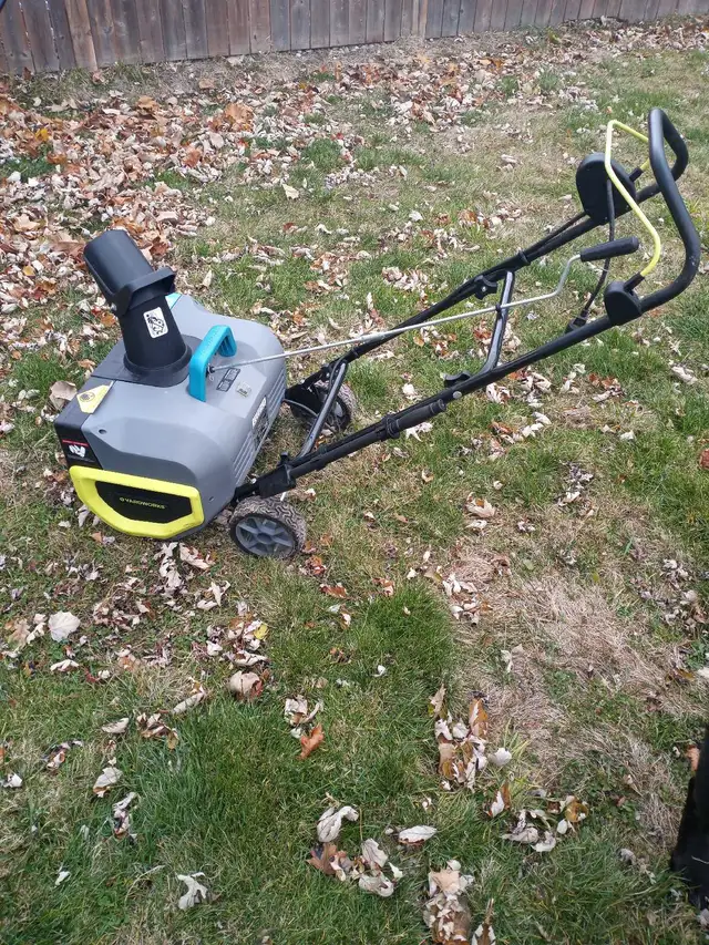22 inch electric yardworks snow thrower in Snowblowers in Windsor Region - Image 3