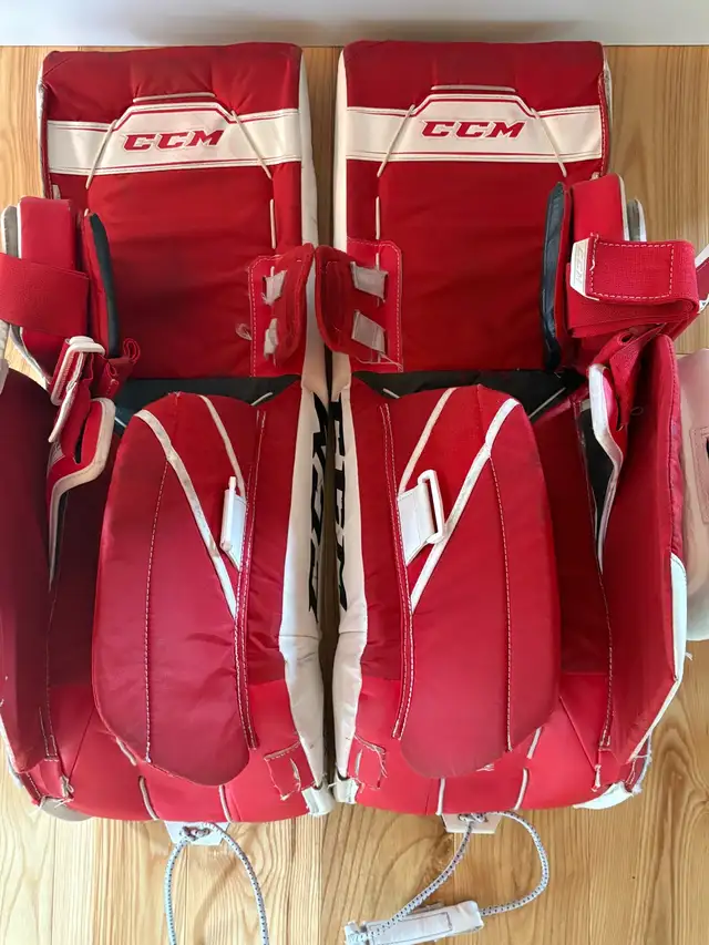 Jambières de gardien de but CCM Axis 1.9 (31 +1) in Hockey in Laval / North Shore - Image 3