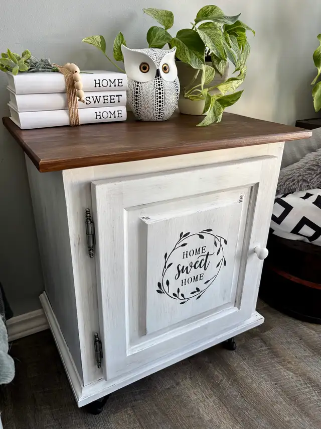 Petit meuble blanc sur pattes noires in Coffee Tables in Trois-Rivières - Image 3