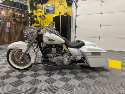 Harley Davidson, Road King Classic, avec valise allongée, blanc perle, moteur 103 pouces cube elle e...