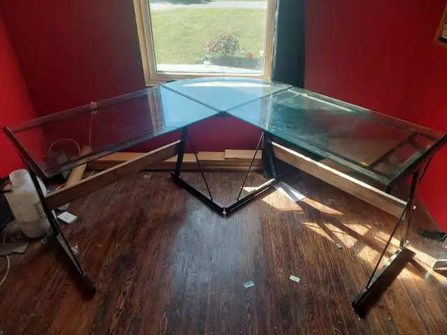 Glass corner desk in Desks in City of Halifax - Image 2