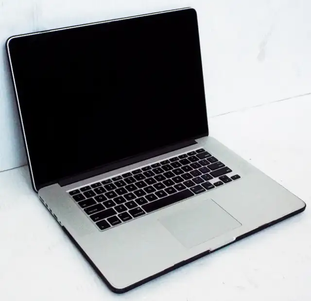 Apple Macbook Pro A1398 15-inch Mid-2012 Retina Intel Core i7 in Laptops in Markham / York Region - Image 2