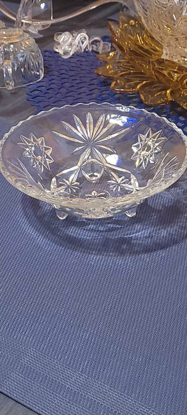 Vintage glass bowl with feet in Kitchen & Dining Wares in City of Toronto - Image 3