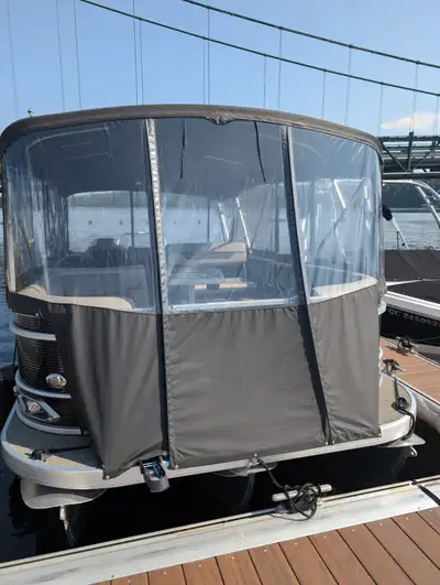 Ponton à vendre avec la location du quai ( déjà payée ) jusqu'à la fin de la saison (octobre 2026 )...