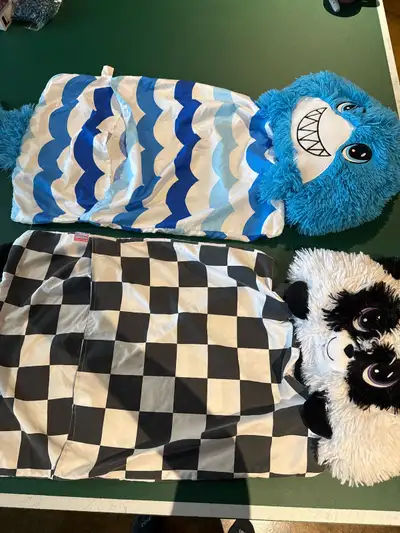 Happy Nappers Fluffaluff Pets pillow cases. Both are in excellent condition except from some fading...
