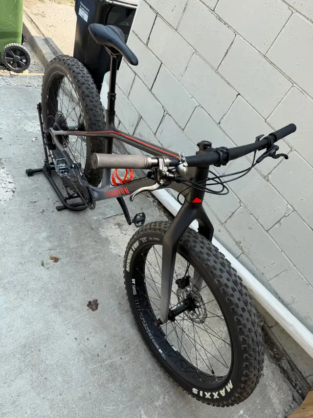 2021 Canyon Dude CF 8 Size M Carbon Fat Bike Like New, <500KM in Mountain in Calgary - Image 3