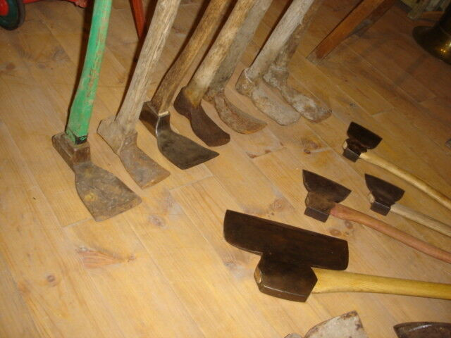 Plusieurs outils anciens, hache à équarrir, herminette, râteaux | Outils à  main | Shawinigan | Kijiji