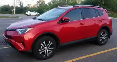 Toyota RAV4 LE AWD 2017, acheté neuf en mars 2017, en excellente condition et très bien entretenu. -...