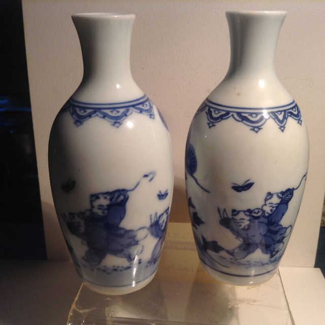 ANTIQUE CHINESE BLUE AND WHITE 2 X VASE KANGXI PERIOD in Arts & Collectibles in Vancouver