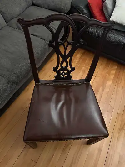 Set de 3 chaises de salle à manger d'antiquité, Chippendale en bois mahogany. En bon état. Ps : Une...