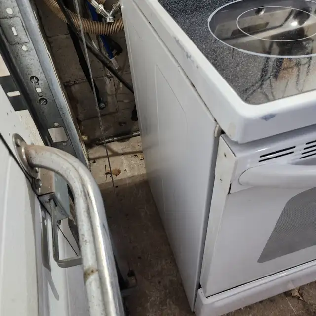 GE electric adora oven glass cook top White stove in Stoves, Ovens & Ranges in Oakville / Halton Region - Image 9