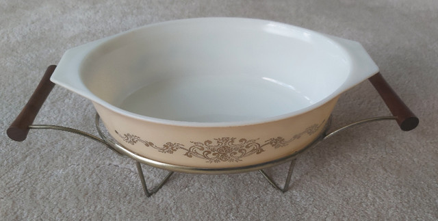 Pyrex Golden Rose Promo (045) 2.5 Quart Casserole with Cradle in Arts & Collectibles in Burnaby/New Westminster