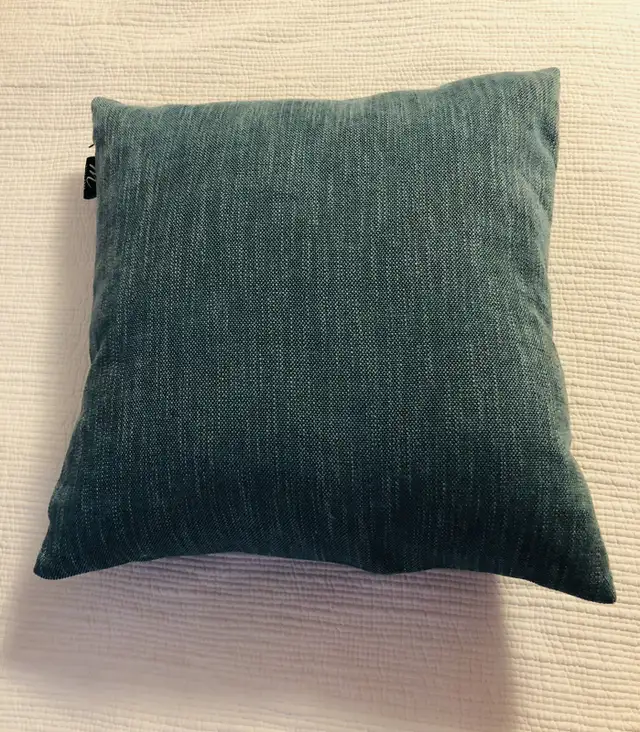 Aqua Feather Accent Pillow in Home Décor & Accents in City of Toronto - Image 2