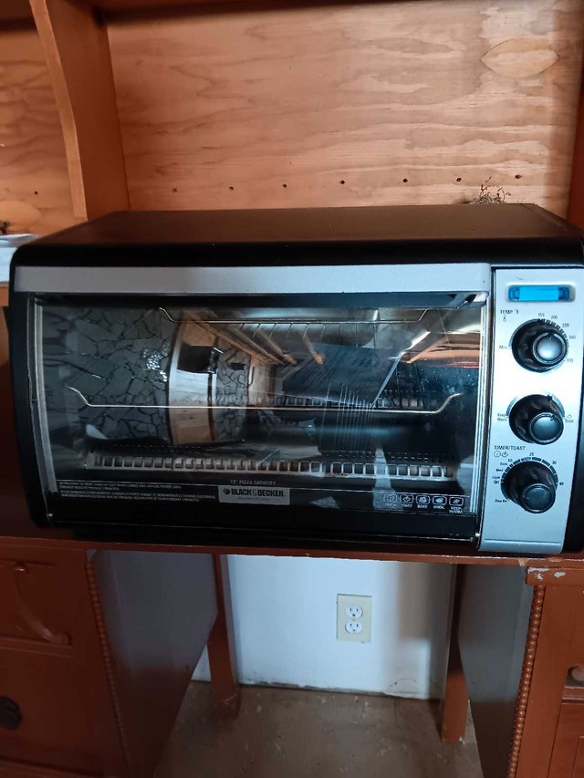 BLACK/DECKER Countertop Oven in Toasters & Toaster Ovens in Napanee