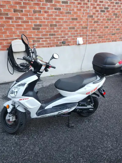 Selling my 2022 ROLL GTR 50cc scooter in excellent condition! ✨ It’s super fuel-efficient, easy to r...