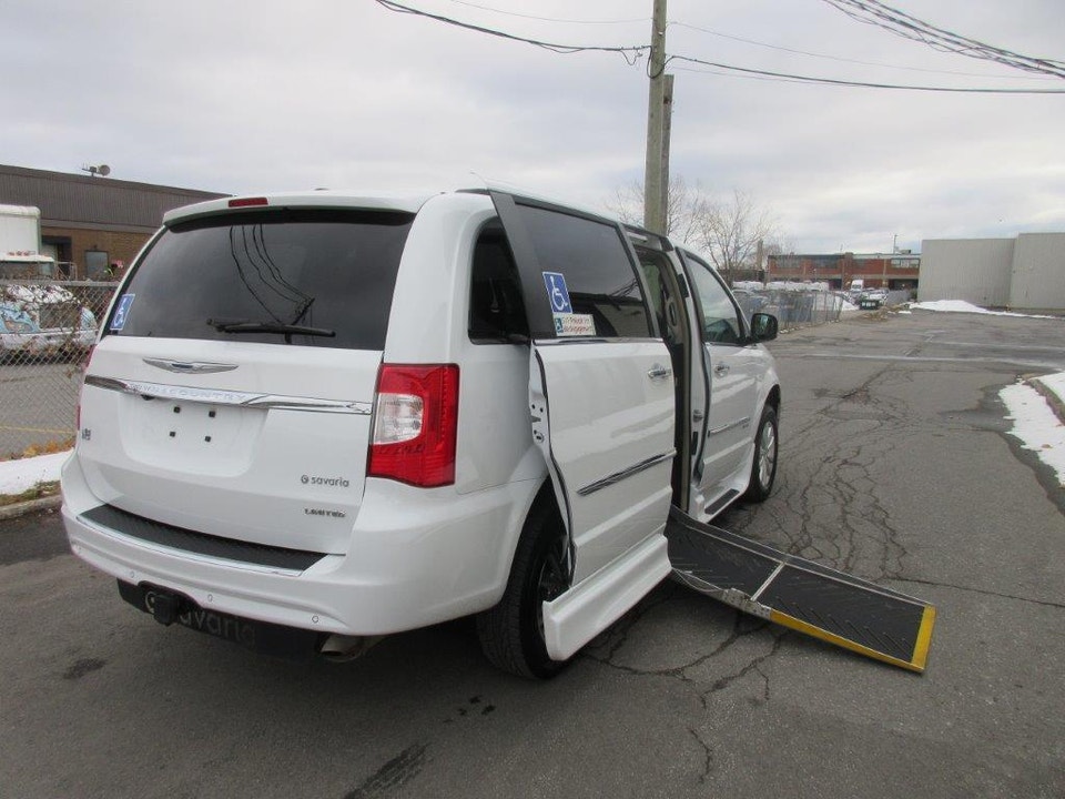 Chrysler Town & Country 2016 photo 2