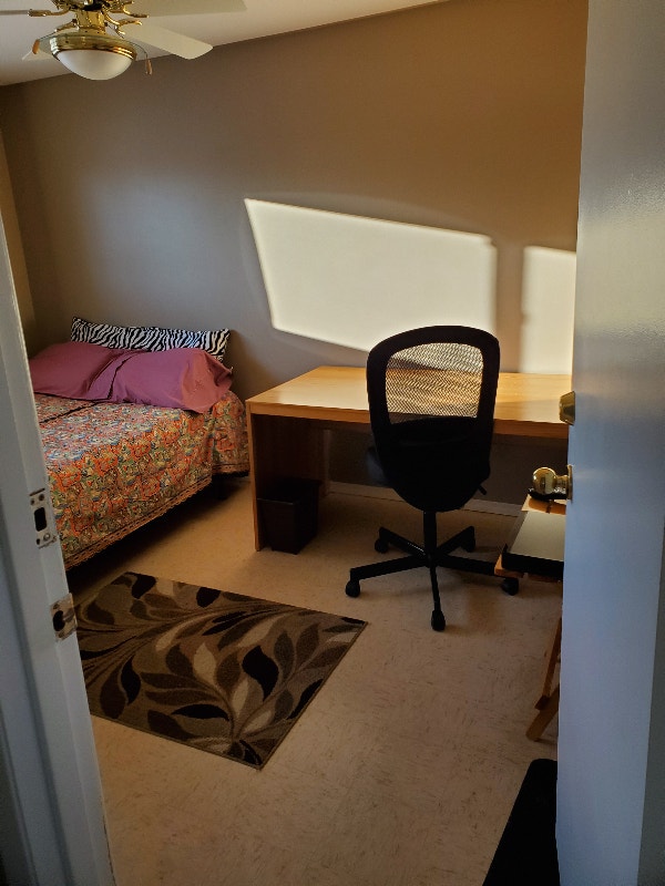 Southside One bedroom, Quiet neighbourhood, Close to LRT Room