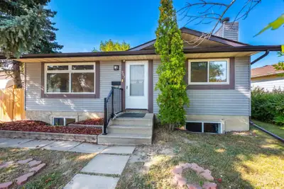 Beautiful and spacious 3-bedroom main floor available for rent in a quiet family-friendly neighborho...