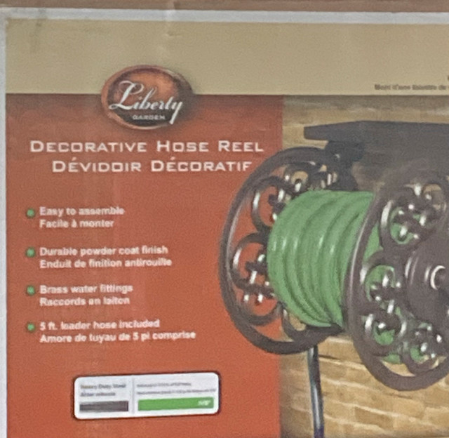 Wall mounted Garden hose reel in Outdoor Tools & Storage in Calgary