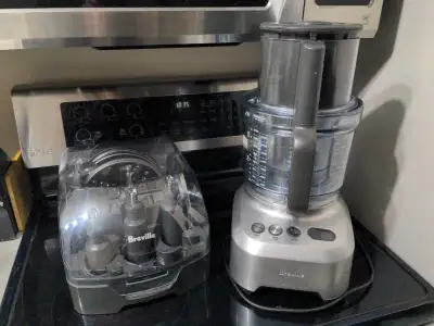 Breville BFP800XL food processor, with attachments. Like new.