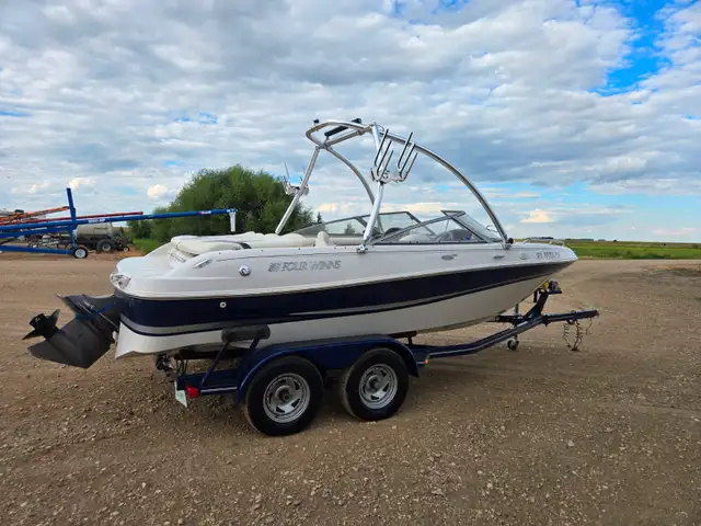2004 Inboard Boat in Powerboats & Motorboats in Moose Jaw - Image 5