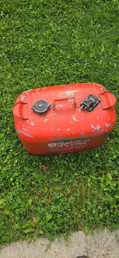 22.7 liter boat gas container. No leaks. Was from a Johnson motor. Still in good shape. Just switche...