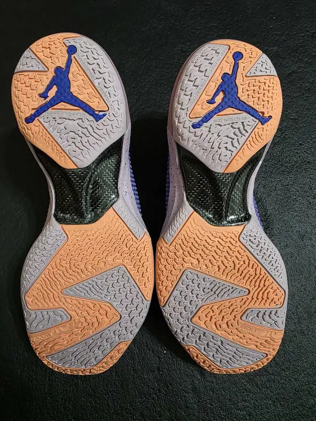 Nike Jordan 37 Low in Men's Shoes in Mississauga / Peel Region - Image 6