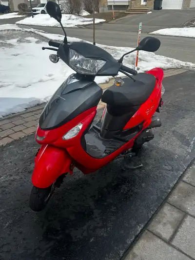 Beau scooter en très très bon état 2023 , 50 cc Toujours bien entretenue, bas kilométrage Les pièces...