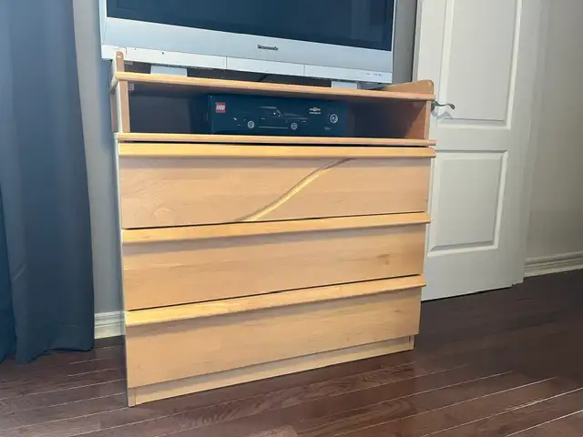 Dresser with change table in Dressers & Wardrobes in Oakville / Halton Region - Image 2