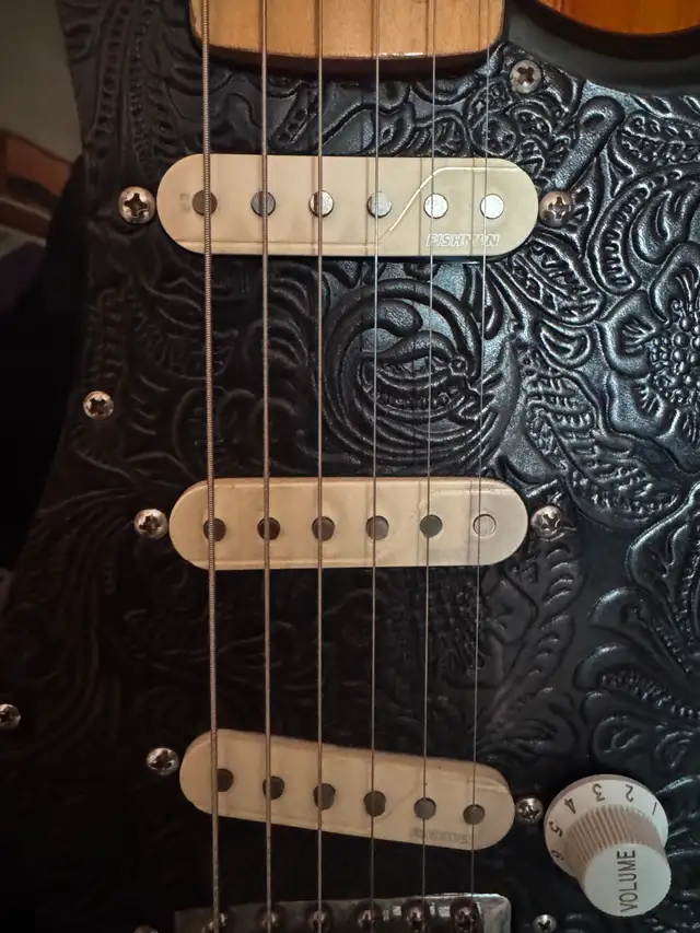Fender Stratocaster "Squier Series" 199563848997428355122