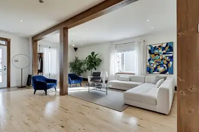 Immense propriété avec Garage double et beaucoup de potentiel À 10 min en voiture et moins de tous l...