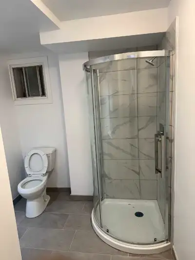 Je fais la peinture, céramique, plancher, installation des meubles, clés des portes