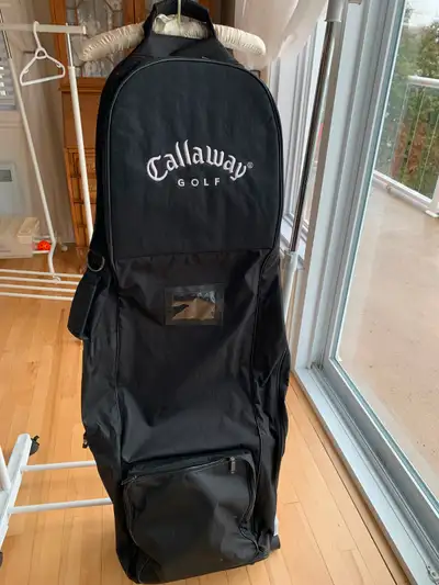 HOUSSE DE TRANSPORT SUR ROULETTE POUR SAC DE GOLF CALLAWAY. GRANDE POCHETTE SUR LE DEVANT. 2 ROULETT...