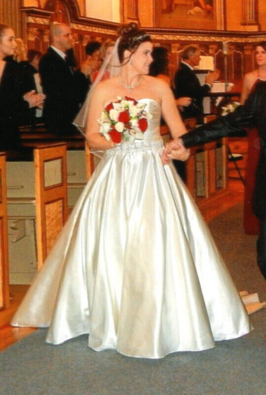 Robe de mariée Allure Bridals/Wedding gown from Allure Bridals dans Mariage  à Ouest de l’Île - Image 2