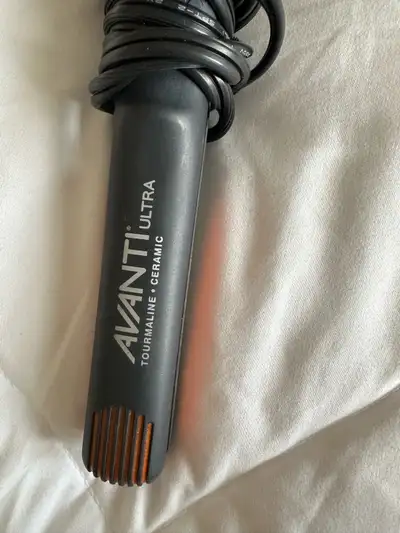 Avanti ultra straightner in good n working condition. Plz checkout my other listings as well :)